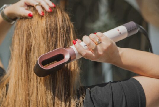 Egyenes frizura lépésről lépésre a Dyson Co‑anda2x‑szel