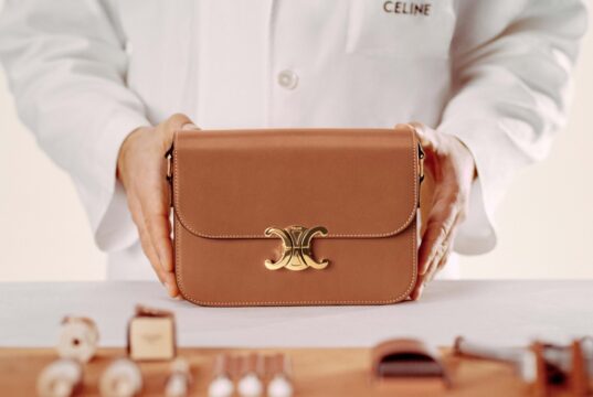 A kulisszák mögött: Így készül a Celine legvágyottabb táskája, a Triomphe Classique